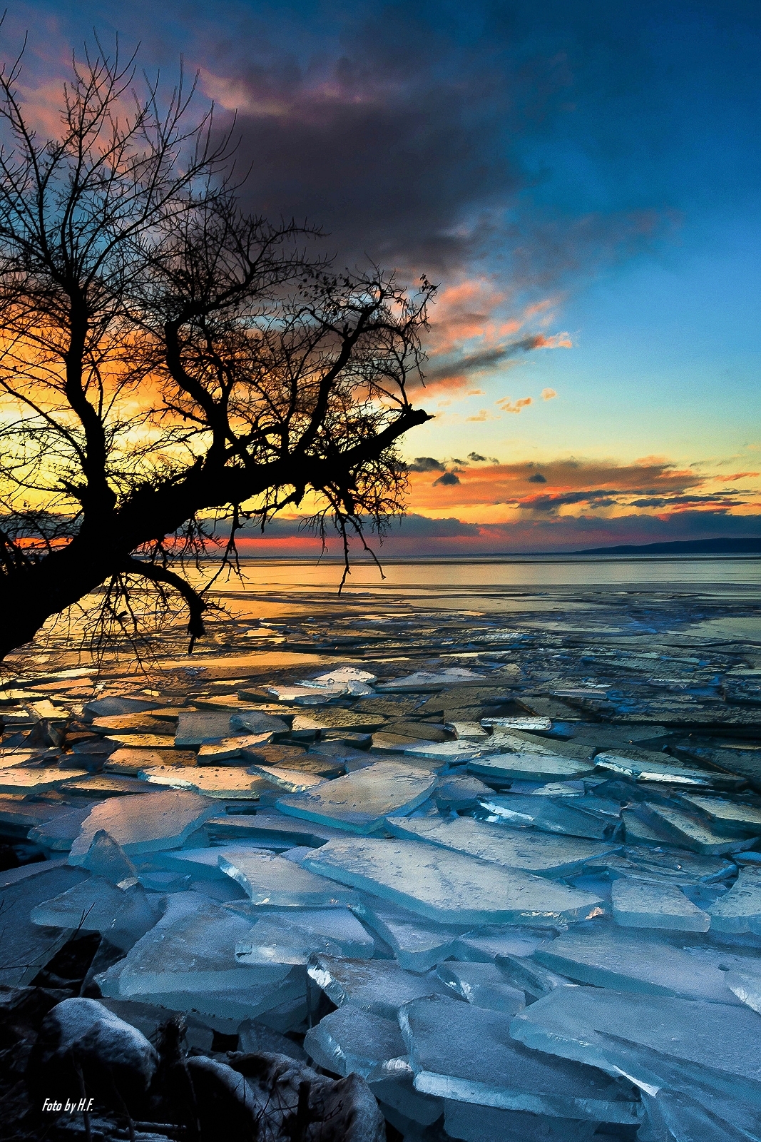 Befagyott Balaton Jeges Balatonatcsuszas BALATON.travel Jegzajlas Naplemente Sunset