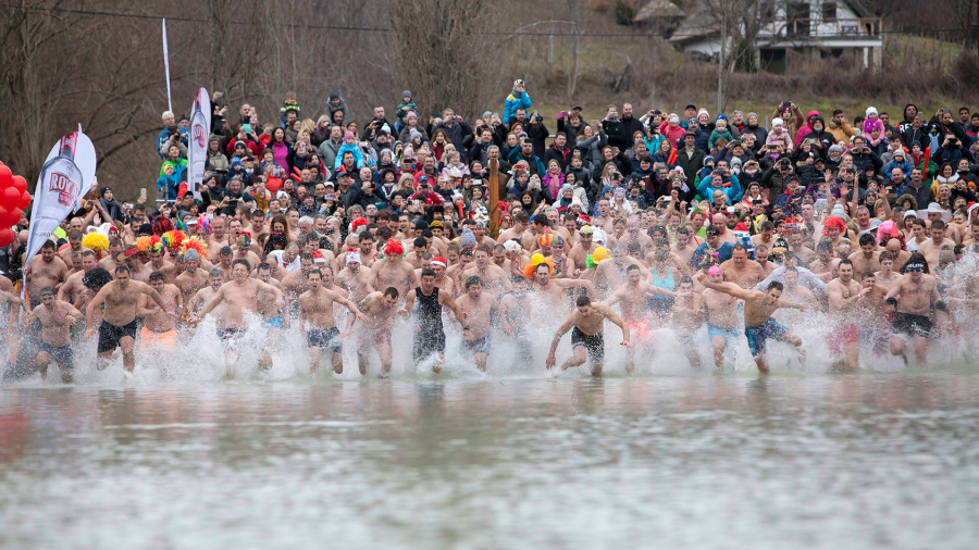 Szigligeten több százan fürödtek a Balatonban