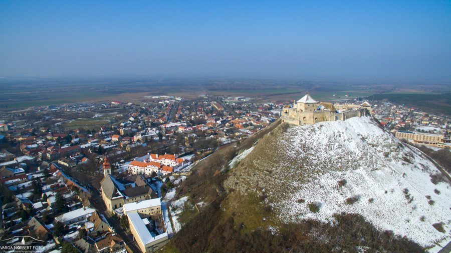 A Balaton-felvidék hóval borított várai egy fantasztikus drónvideón