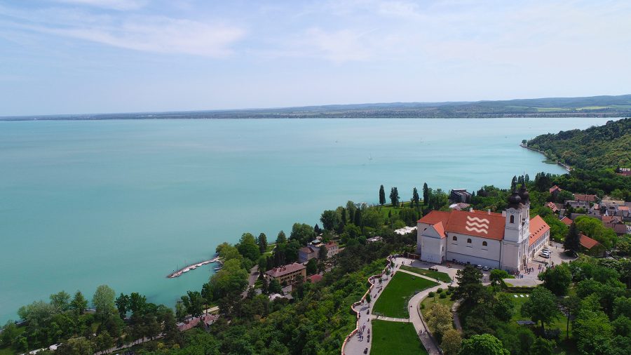 10 soha nem látott drónfotó Tihanyról és a Balatonról