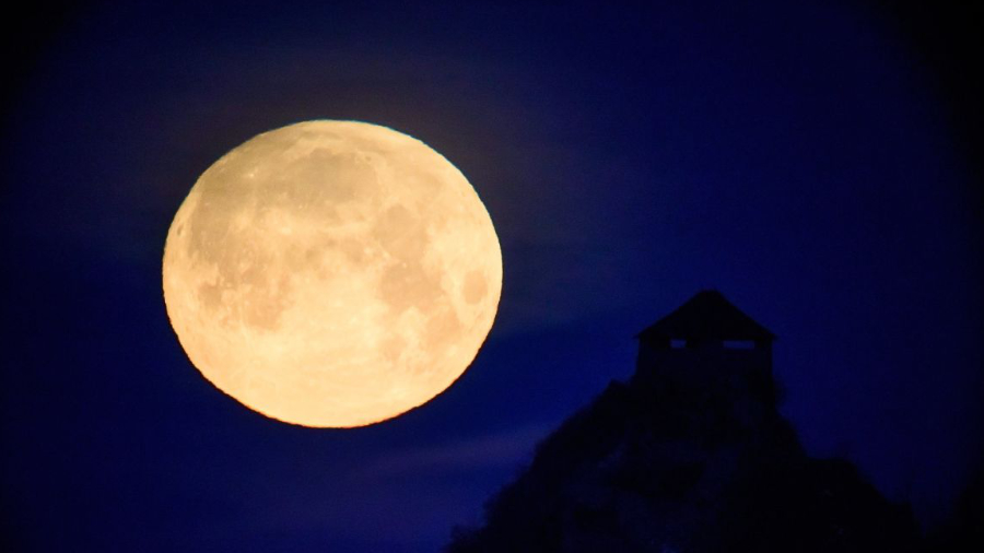 Itt nézd meg a Balatonnál a század leghosszabb holdfogyatkozását!