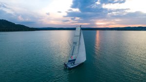 Ketszemelyes-Balatonkerulo-FaNandor-Nelson-Flaar26-8mOpen-Vitorlashajo-HAJOZASHU-dronfoto