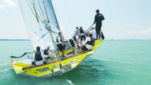 Lisa501-Hagyomanyos-Egytestu-Gyozelem-Alexa-50Kekszalag-Vitorlazas-Sailing-Kollmann-Andras-Motion-HAJOZASHU