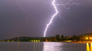 Villam-Csapot-Harom-Emberbe-Balaton-Gyenesdias-Ujraelesztes-CsodalatosBalaton