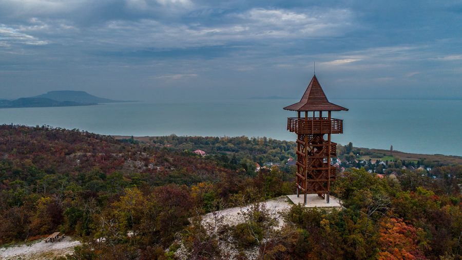 Az őszi Balaton a Garga-hegyről