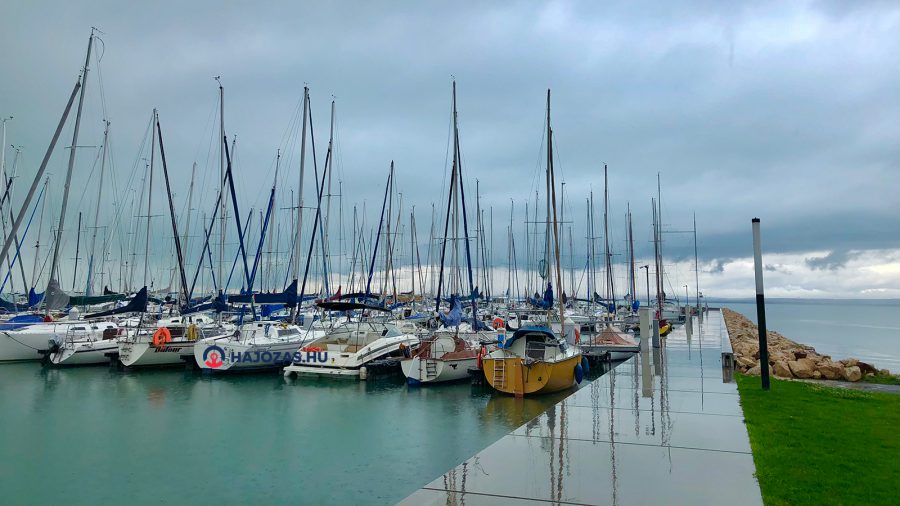 Alsóörs kikötője és a Balaton egy szeptemberi esős napon