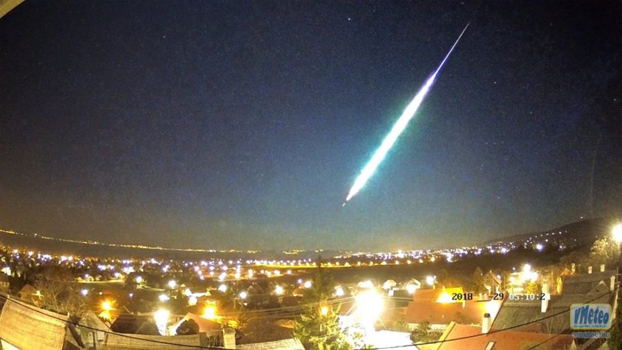 Izzó meteor hasított át a Balaton felett