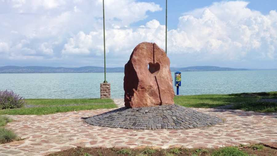 Balaton szíve szobor és tér, Zamárdi