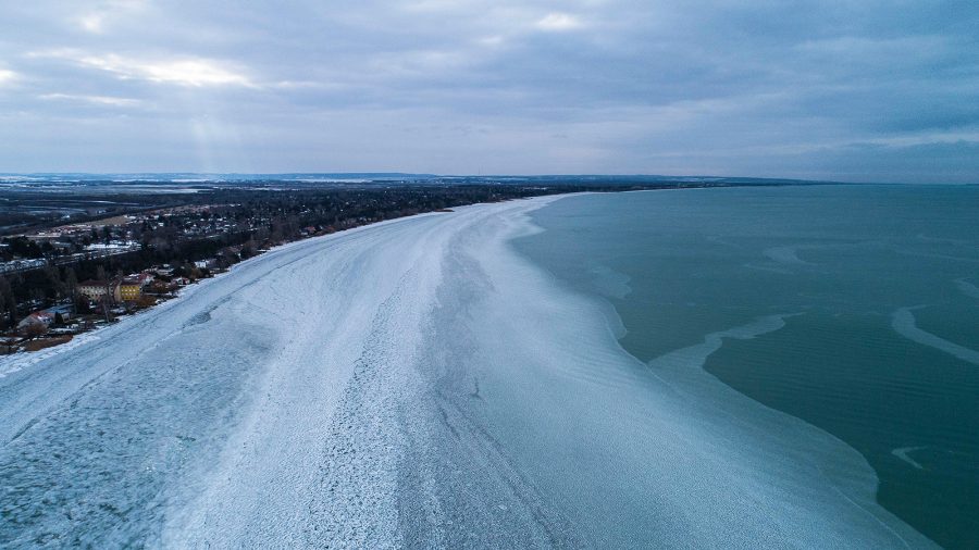 Elképesztő, misztikus drónvideó a befagyni készülő Balatonról
