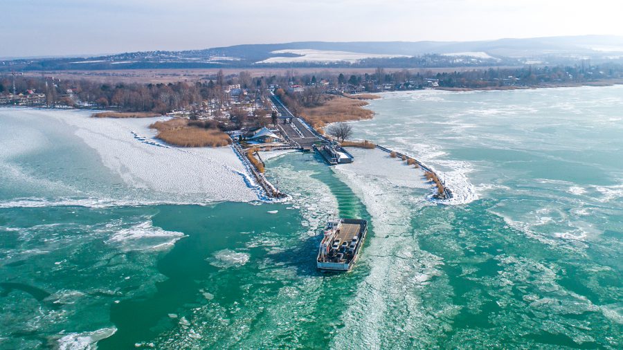 Varázslatos drónfotókon a jeges Balatonban közlekedő komp