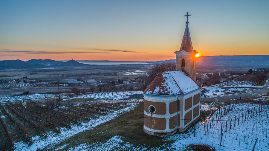 Lengyel-kápolna és a Tarányi-présház téli, havas naplementében
