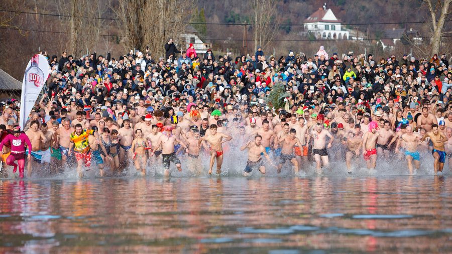 Szigligeten rekord sokan fürödtek a Balatonban 2019 első napján