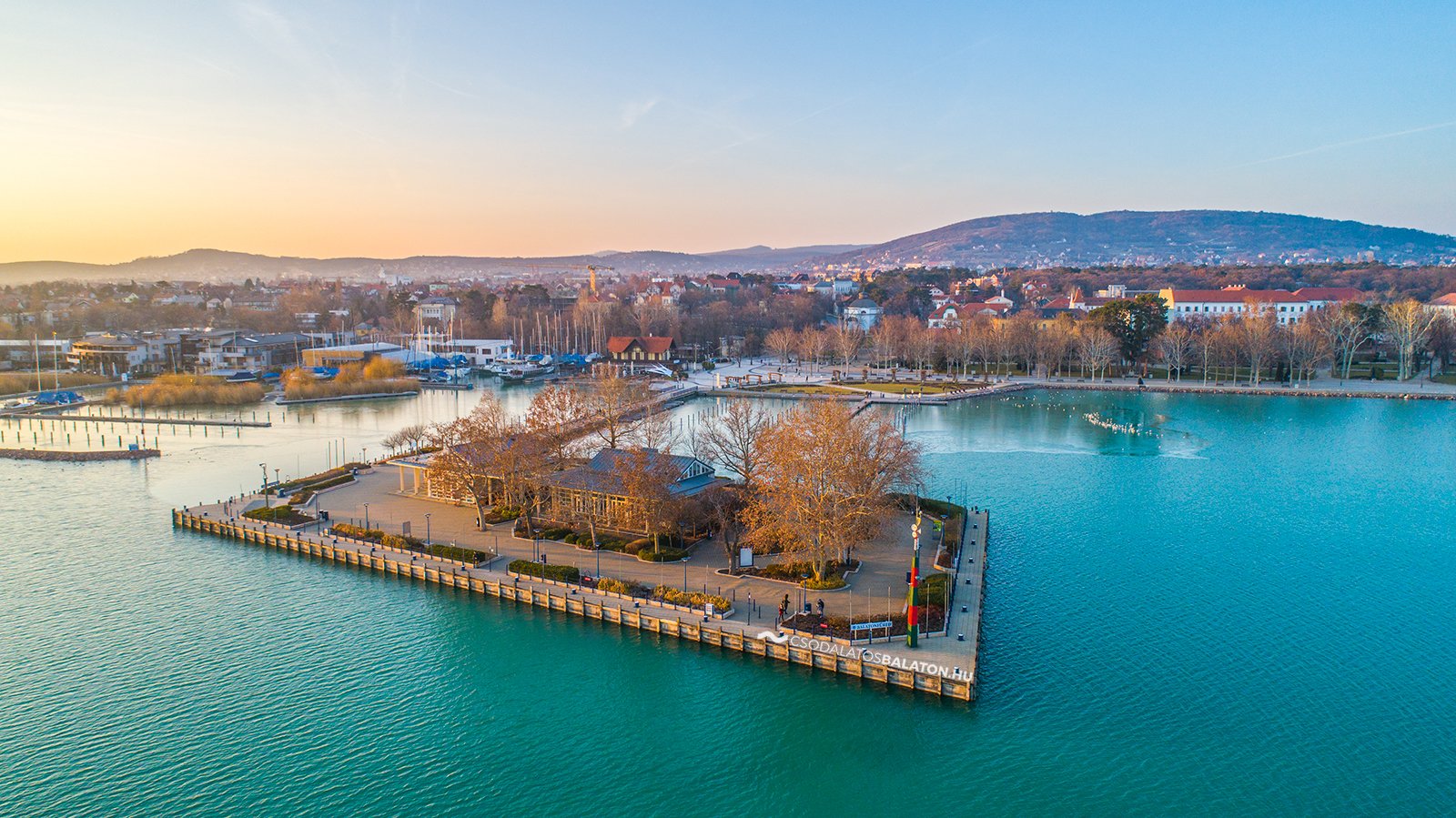 Balatonfüred káprázatos színekben pompázik februárban