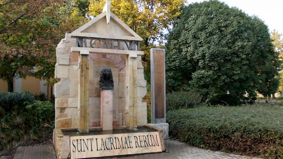 Könnyek kútja szobor Siófok