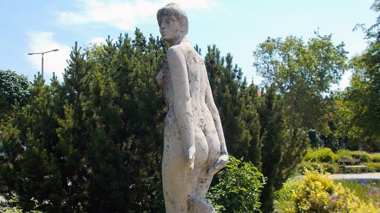 Zuhanyzó nő szobor Siófok