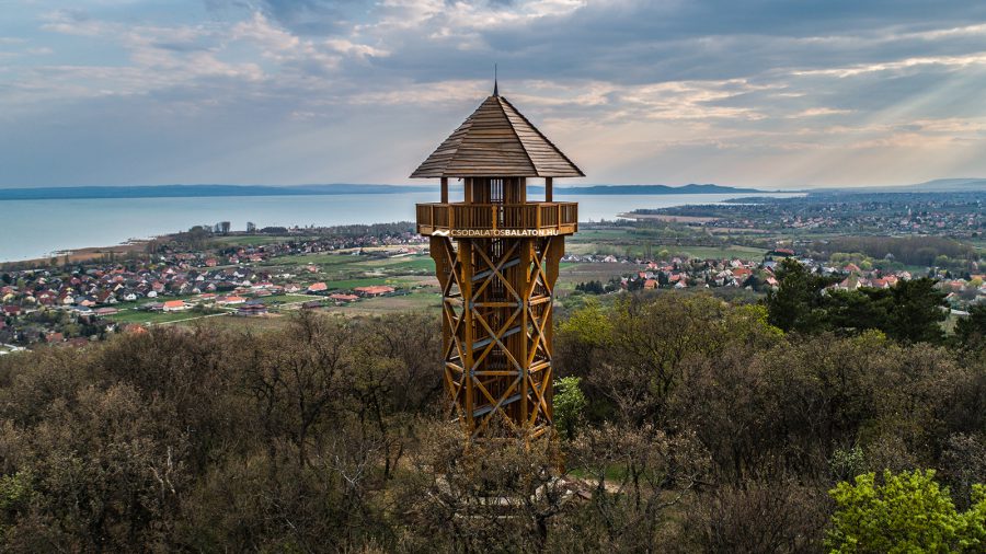 Somlyó-hegyi kilátó, ahonnan lenyűgöző kilátás nyílik a Balatonra