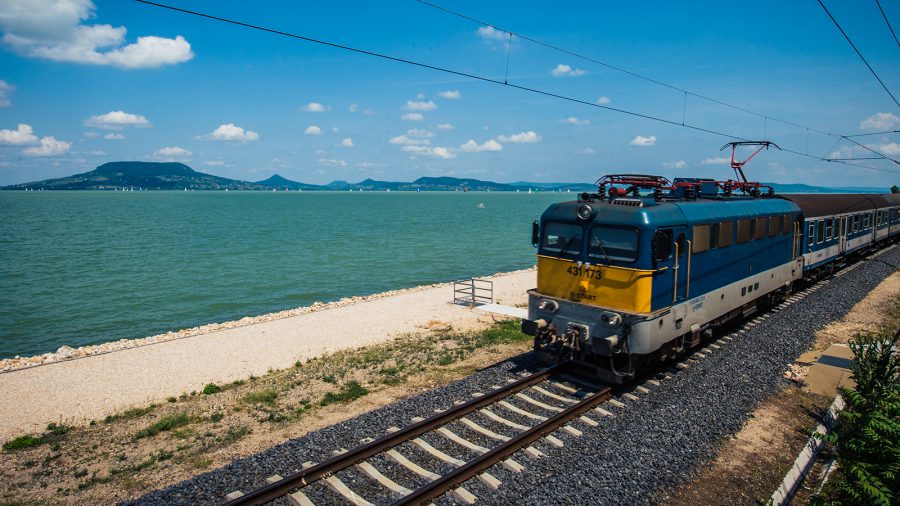 Szombattól több vonat jár a Balatonra Budapestről