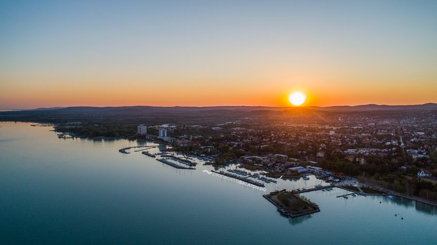 Balatonfüred káprázatos színekben pompázik a tavaszi naplementében