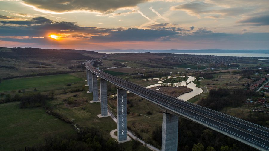 21 balatoni településen 31 elektromos töltőállomást helyeztek üzembe