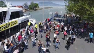 Fonyod-Flashmob-Zumba-Tanc-Kikoto-Balatoni-Hajozasi-Zrt-CsodalatosBalaton