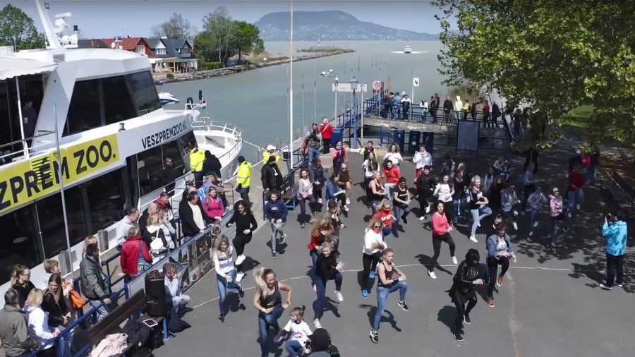 Táncos flashmob május 1-jén a fonyódi kikötőben - videó