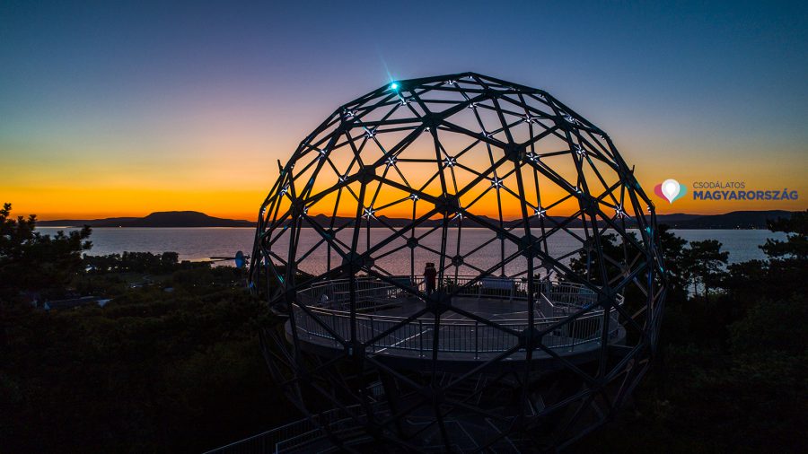 Csodálatos naplementés drónfotók a balatonboglári Gömbkilátóról