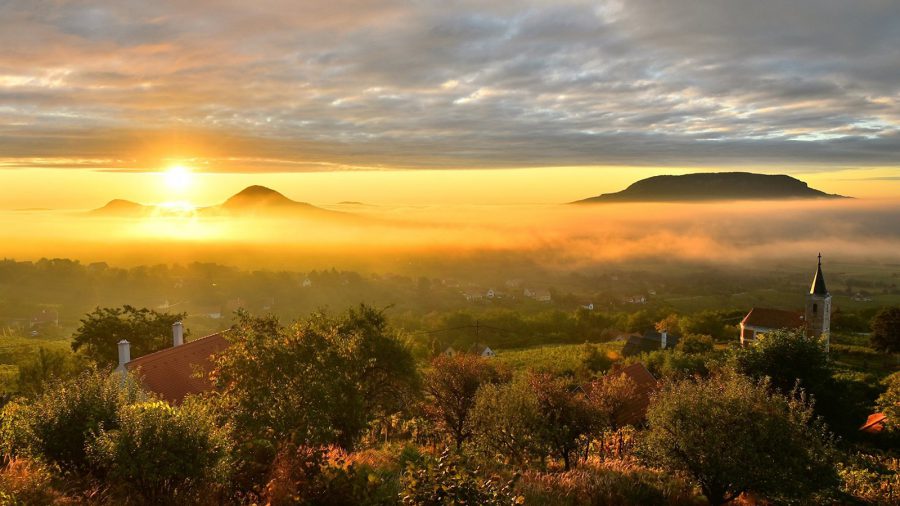 Káprázatos őszi napfelkelte a Szent György-hegyről és a Badacsonyról