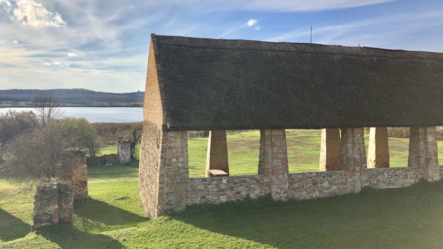 Az 1830-as évek óta áll a tihanyi Belső-tó partján az apátsági majorság