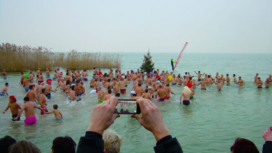 December 24-én Szigligeten karácsonyfát állítanak a Balatonba