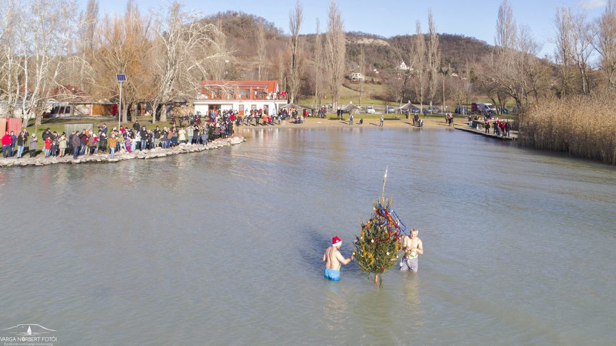 Szigligeten karácsonyfát állítottak a Balatonba