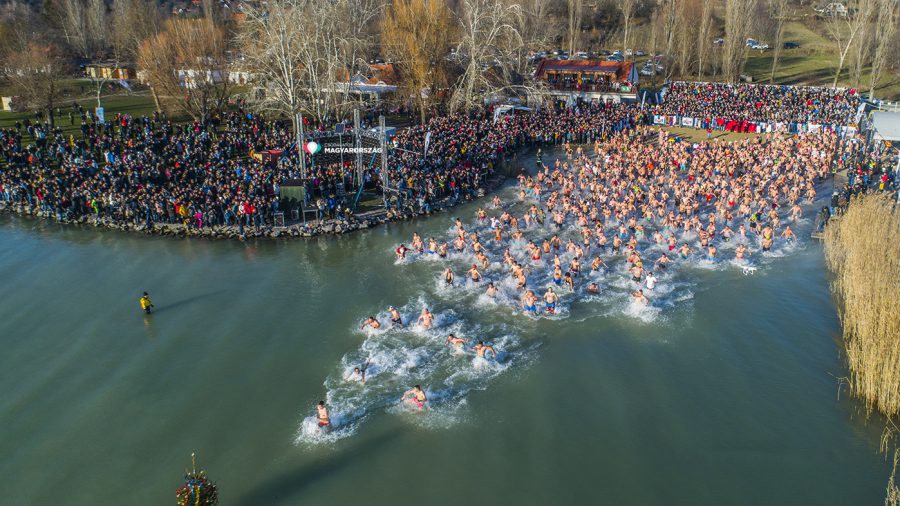 Szigligeten rekord sokan fürödtek a 2 fokos Balatonban újév első napján