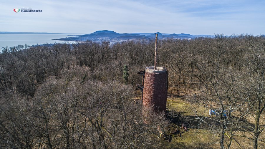 A nyárra várhatóan befejeződik a leégett Fülöp-hegyi kilátó újjáépítése