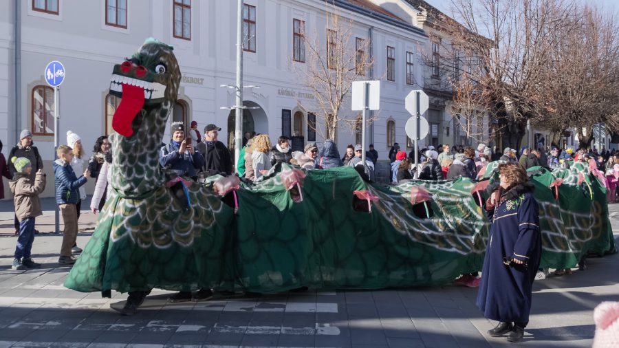 Több száz maskarás lepi el Keszthely belvárosát a városi karneválon