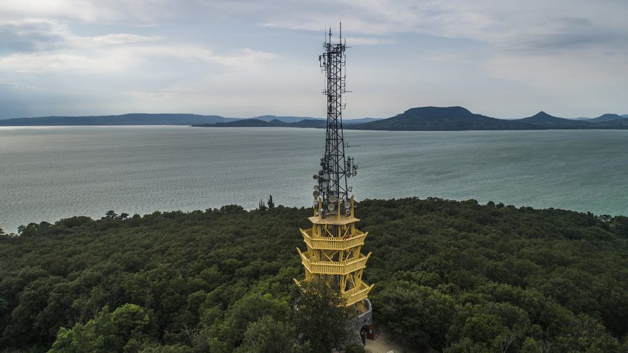 245 méter magasból tekinthetünk le a Balatonra a fonyódi Várhegy-kilátóból