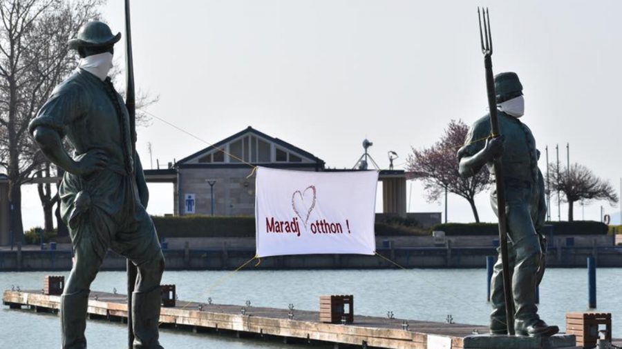 Szájmaszkot tettek Balatonfüreden a Halász és a Révész szoborra