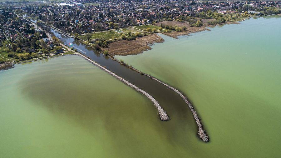 Fekete víz ömlik a Balatonba a Nyugati-övcsatornán