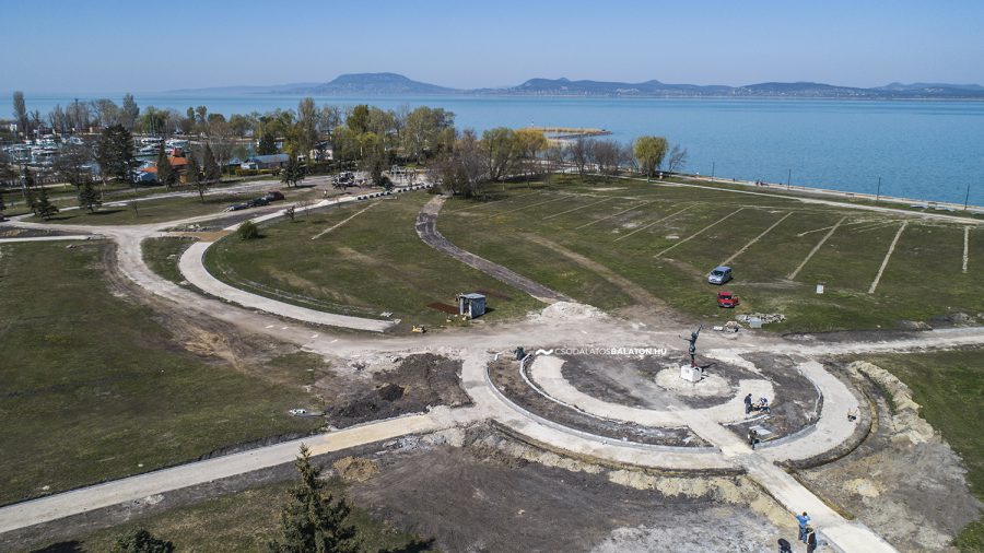 A balatonboglári szabadstrandon 350 millióból térköves sétaút és futópálya épül