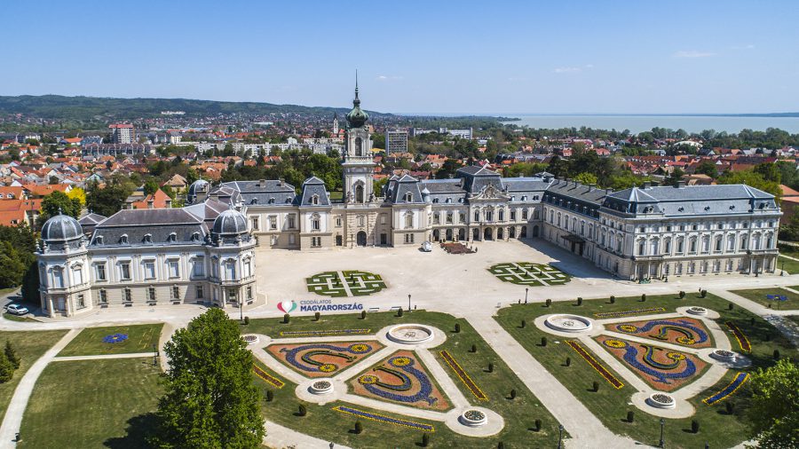 Ingyenes B+R parkoló nyílt Keszthely belvárosában, a Festetics-kastélynál