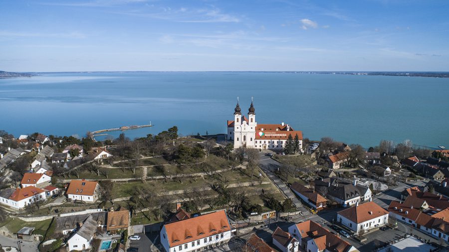 Tihany lezárja a település parkolóit a kirándulók nagy száma miatt