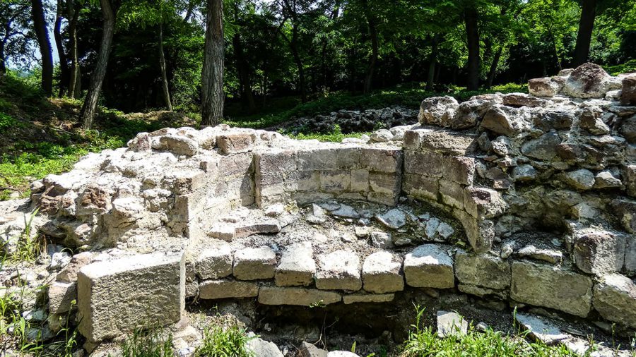 Almádi bencés apátság romjai Monostorapáti