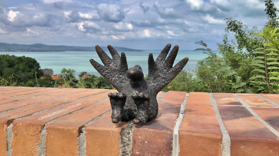 Kolodko szobrot kapott a pocakos csokievő Gombóc Artúr Tihanyban