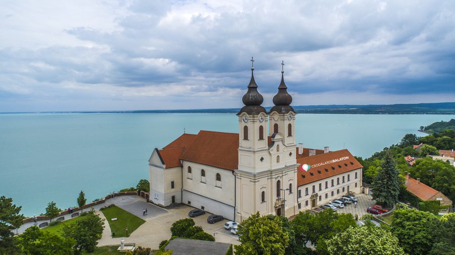 Aminek látványával sosem lehet betelni: a Balaton fölé magasodó Tihanyi Apátság