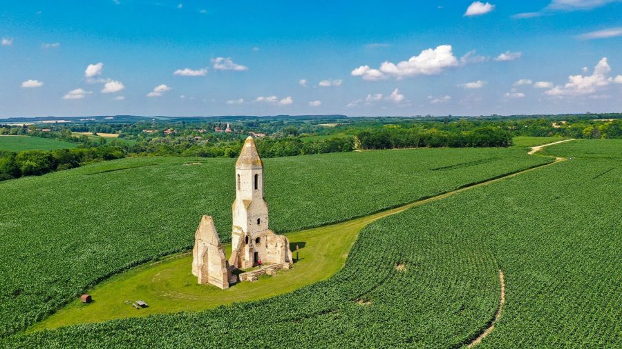 Pusztatorony: a magányosan álló 800 éves templomrom