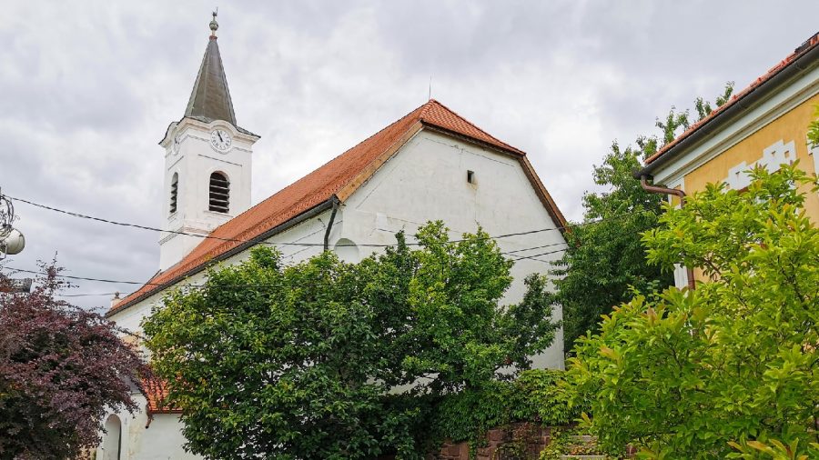 A Balaton-felvidék templomainak egyik ékessége, az alsóörsi református templom