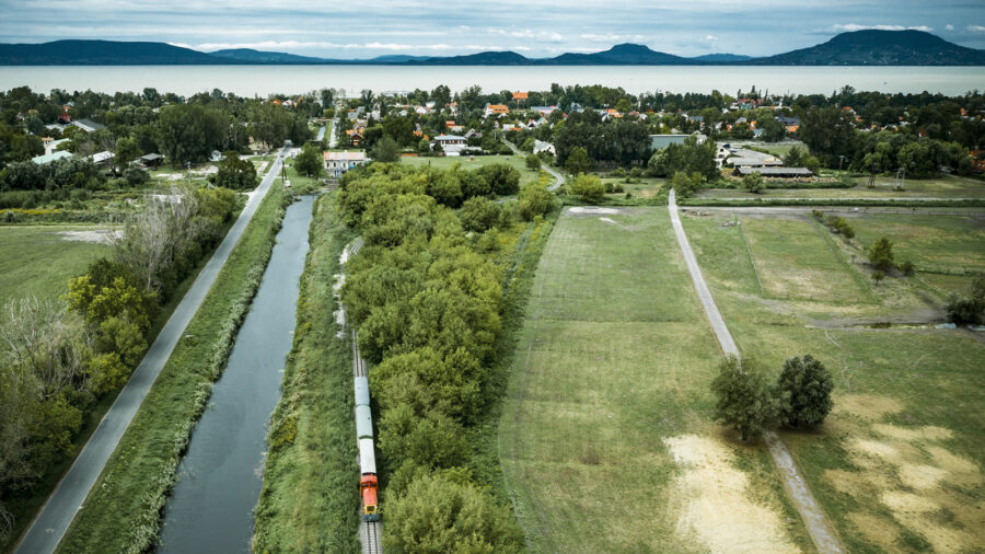 Már fektetik a síneket, 2021-ben Csisztafürdőig zakatol a kisvasút