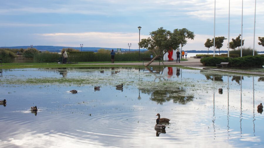 Kiöntött a Balaton, víz alatt a keszthelyi Balaton-part