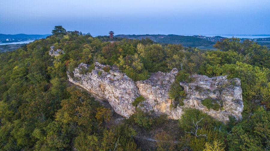 Bizarr bazalttufa formációk, a Szélmarta sziklák Tihanyban