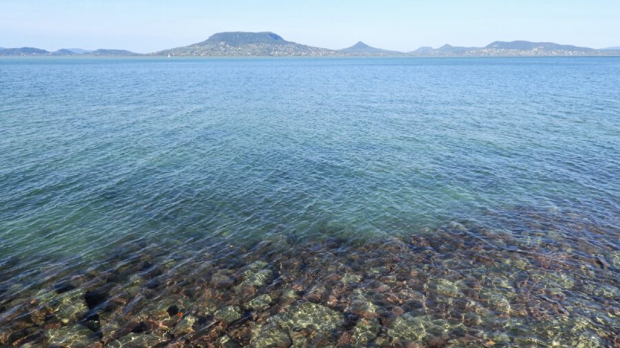 A kék ezer árnyalatában pompázó Balaton