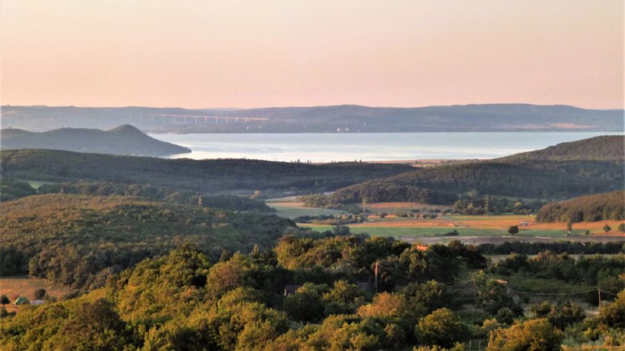Fenséges panoráma az őszi reggelen ébredező Balatonszőlősről