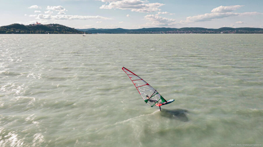 Keszthely - Kenese 1 óra 36 perc, Bors Máté szörfös, rekordot döntött a Balatonon